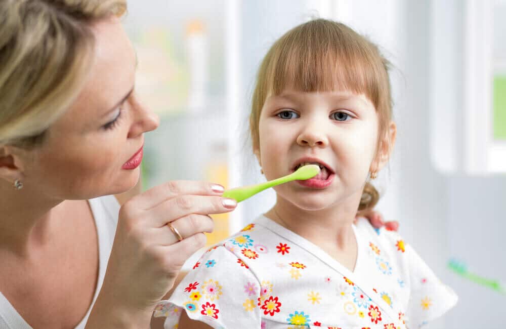 opiekun myjący zęby dziecku